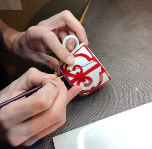 tasse en porcelaine Hermès - or pur - pose de la laque rouge - l'atelier minimal - kintsugi réparation céramique Lyon